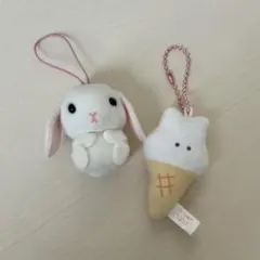 つぶらな瞳のいちごフェア マスコット キーホルダー うさぎ　ソフトクリームのサムネイル