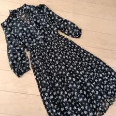 ユニクロ　 小花柄 　プリーツシフォンワンピース 黒　Ｓ　スリップ付き　総ボタン