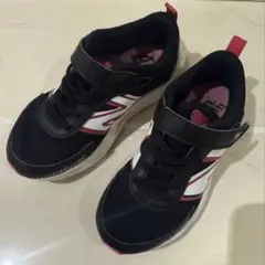 美品ニューバランス キッズシューズスニーカー 17cm 黒白ピンク ベルクロ付き