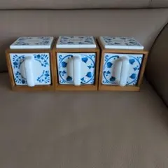 青い花柄の陶器製調味料入れ3個セット