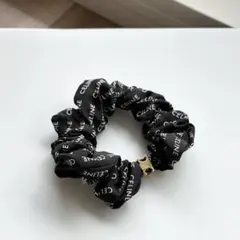 CELINEセリーヌ トリオンフ ロゴシュシュ シルクブラック ヘアアクセサリーのサムネイル