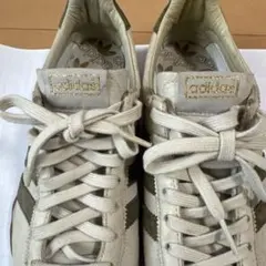 adidas アイボリー/オリーブ スニーカー
