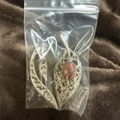 リーフ型シルバーブローチ 赤いストーン付き2個セット