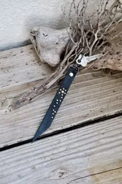 大人気 本革レザーキーホルダー スタッズ使用 フラワーデザイン キャリー HTC