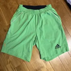 adidas グリーン ショートパンツ