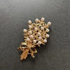 ヴィンテージ　Avon 花束ブローチ