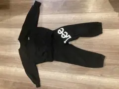 黒いロゴ入りトレーナーとパンツセット