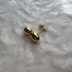 ゴールドオーバル型スタッドピアス