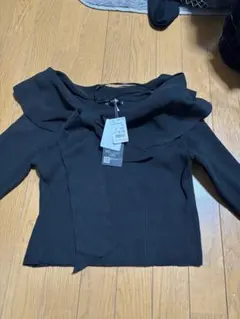 ブラック オフショルダー リボンニット