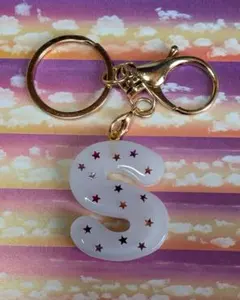 レジン・ホワイトの星柄 イニシャルキーホルダー【S】