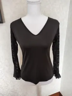 【美品.未使用】フラメンコレースフレア袖Vネックトップス　黒