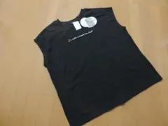 胸元英字ロゴ仕様＆後ろ裾スリット入り×黒☆ノースリーブ【4L】