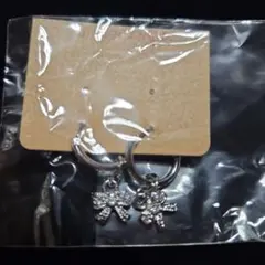 【＊新品未使用＊】 リボン型チャーム付き フープピアス