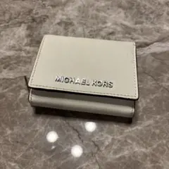 大人気 MICHAEL KORS 三つ折り財布 ホワイト レディース 中古品のサムネイル