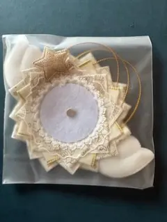 クリーム色の星形ロゼット