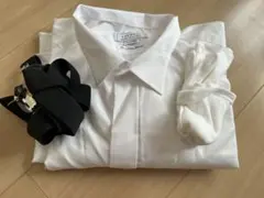 ホワイトフォーマルシャツと付属品。