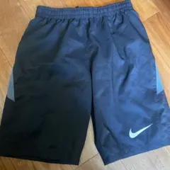 Nike 黒 ショートパンツ