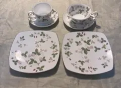 ウェッジウッド ワイルドストロベリー カップ＆ソーサー２客とプレート２枚
