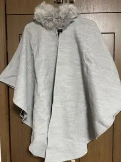 ファー付きグレー ポンチョ・ケープコート