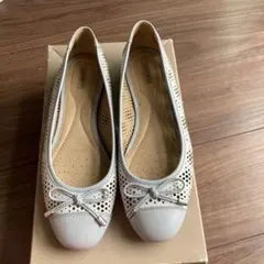 まとめ買い値引きします 更に 値下げ！リボン付きライトグレー フラットシューズ