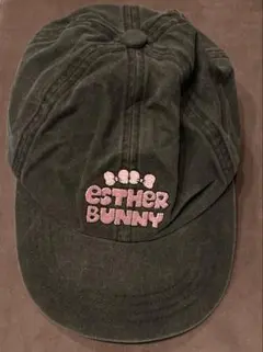 ESTHER BUNNY グレー刺繍キャップGUジーユー韓国アイドルのサムネイル