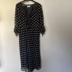 水玉模様のフリル付きワンピース