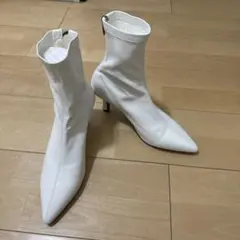 【新品・未使用】ホワイト ポインテッドトゥブーツ 高ヒールのサムネイル