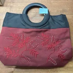 刺繍入り赤黒ハンドバッグ