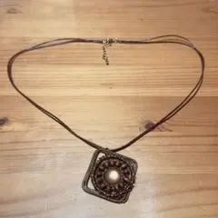 ブラウン スクエア型ペンダントネックレス