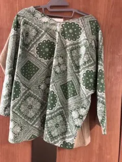 グリーンとベージュのパターン五分袖トップス