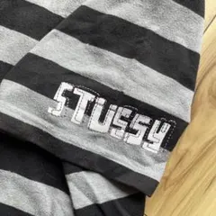 STÜSSY ブラック/グレー ストライプ Tシャツ
