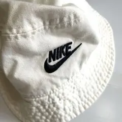 Nike ホワイト バケットハットサイズS 56㎝のサムネイル