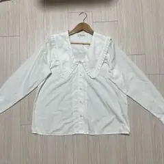 フリル付きホワイト長袖シャツ