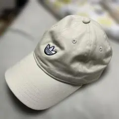 adidas ホワイトベージュ　ベースボールキャップ