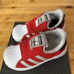 adidas 赤いキッズスリッポンシューズ