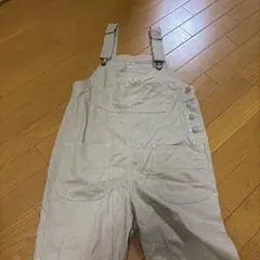 ベージュ ボタン付きサロペット