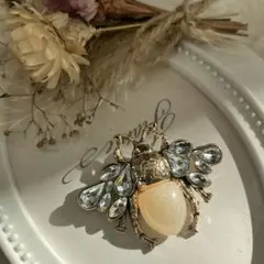 アンティーク調　みつばちブローチ レトロ仕上げ ビジュー　アンティークゴールド