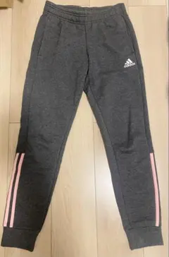 adidas グレー ジャージパンツ ピンクストライプ