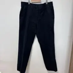 黒いスラックス ストレートシルエット