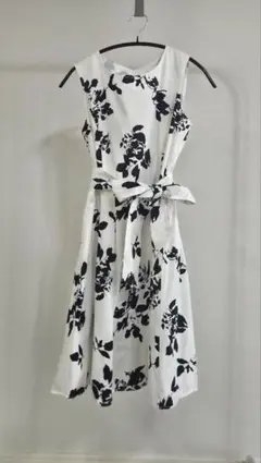 Roomy's 花柄 ノースリーブ ひざ丈ワンピース ホワイト×ブラックのサムネイル