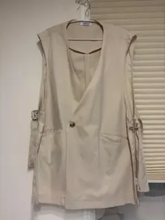 FLASH BLUE ベージュ ノーカラーベスト