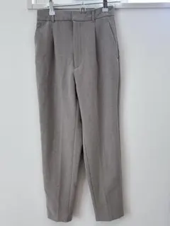 ライトグレー プリーツスラックス