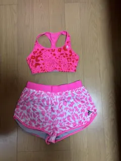 アディダス　レオパード柄 ピンク スポーツブラとショートパンツセット