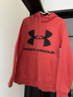UNDER ARMOUR 赤 フード付きパーカー