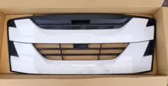 ファイブスター ギガ フロント グリル ホワイト 新車外しのサムネイル
