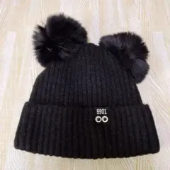 黒いポンポン付きニット帽 9901