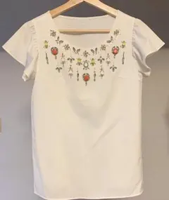 美品❗️Chesty ビジュー付きブラウスのサムネイル