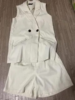 アイボリー ベストとショートパンツセット