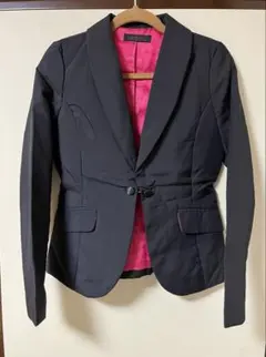 レディース黒のサテン生地のテーラードジャケット ピンク裏地