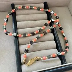 【昭和レトロ】天然石？コーラルとブラックのビーズネックレス